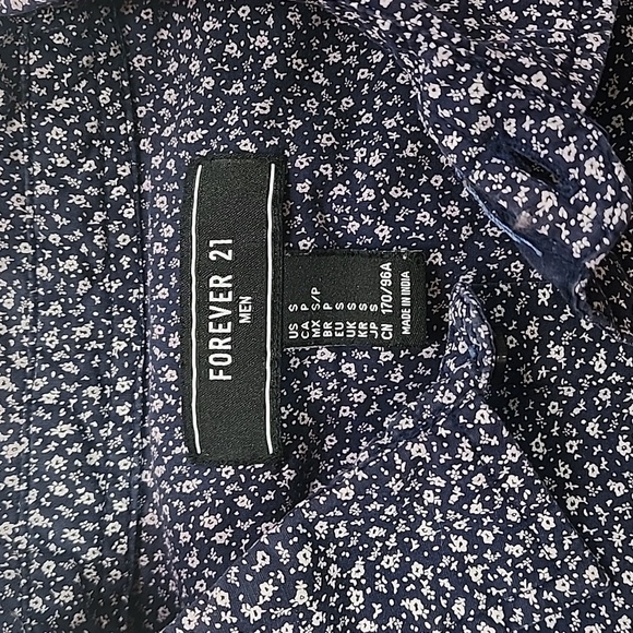 Forever 21 Mens Navy Floral Button Down Shirt 100% Cotton Ditzy Floral Small - Picture 2 of 6
